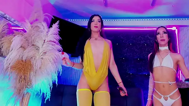 Queens_Wonders_Blonders Show in webcam