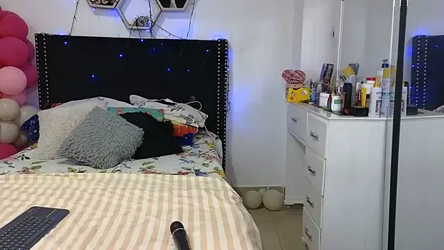 charlotte_077 Adlı Modelin Canlı XXX Sohbeti