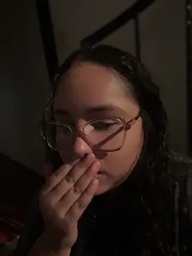 CurlyGirl_1 Adlı Modelin Canlı XXX Sohbeti