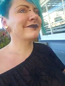 PinkTheHawk Chat XXX in diretta