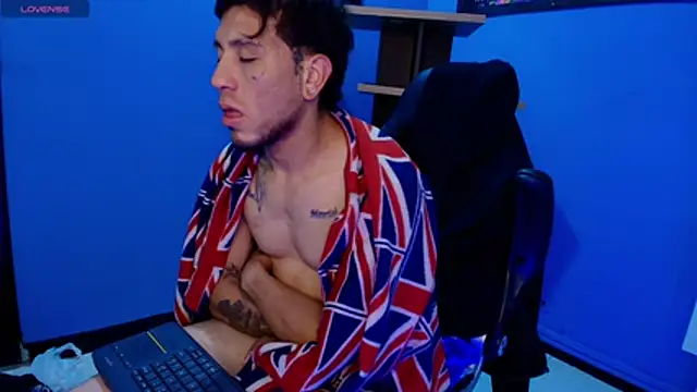 Thonixxx_mr: διαδικτυακό σόου στην κάμερα