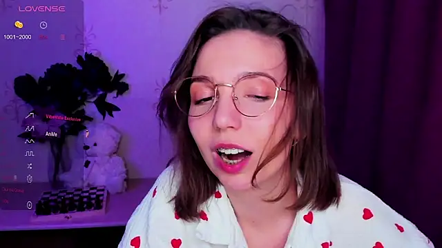 Chat XXX en directo de KindHazelHere_