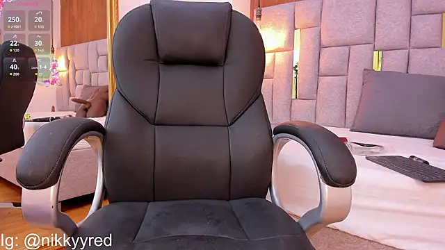 XXX chat uživo modela Nikky_Red_