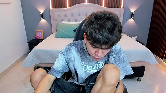 Tommy18__ Chat XXX in diretta