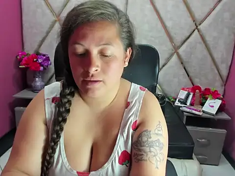 Sarah_Boobs_ Adlı Modelin Canlı XXX Sohbeti