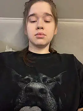 Pokazy przed kamerką – HornyGirlH