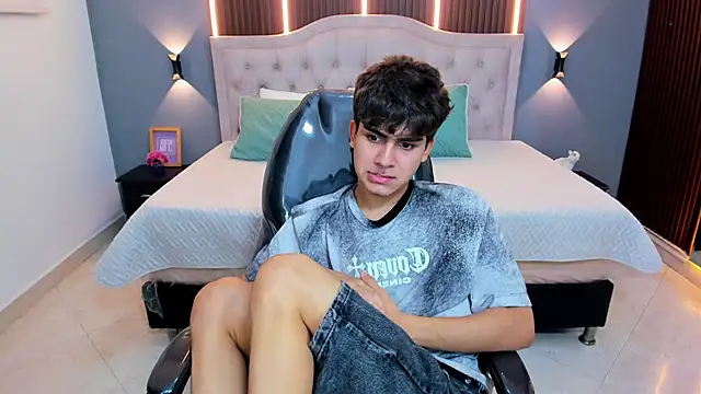 Tommy18__ Chat XXX in diretta