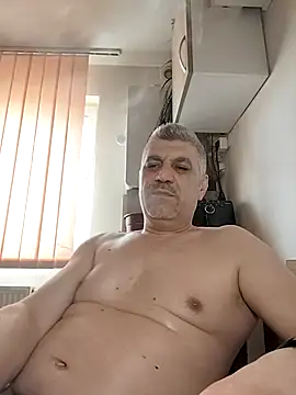 AdaBoys: διαδικτυακό σόου στην κάμερα