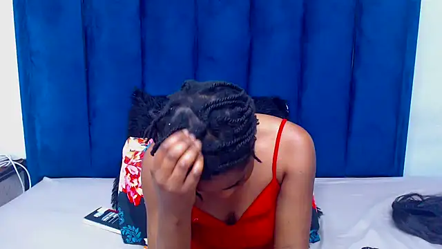 SMALLBOOBSXX Adlı Modelin Canlı XXX Sohbeti