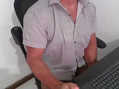 Show modela abeardguyone na web-kameri