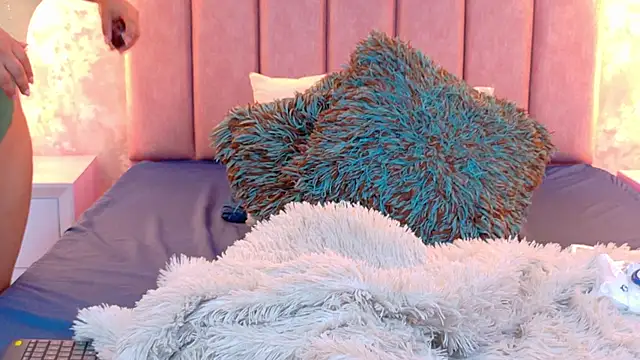 Онлайн чат XXX MiaLaurents