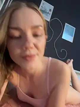 MilaMooneのライブXXXチャット