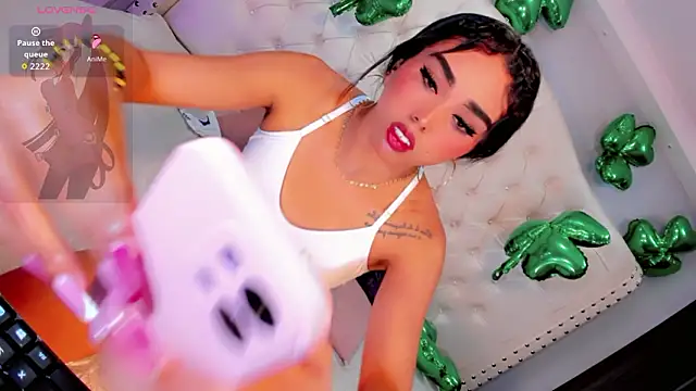 Daniiela_Ember: διαδικτυακό σόου στην κάμερα