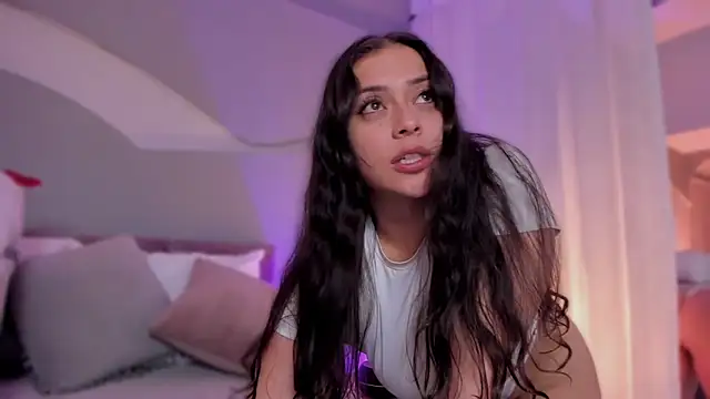 Chat +18 de Nicolle_W ao vivo