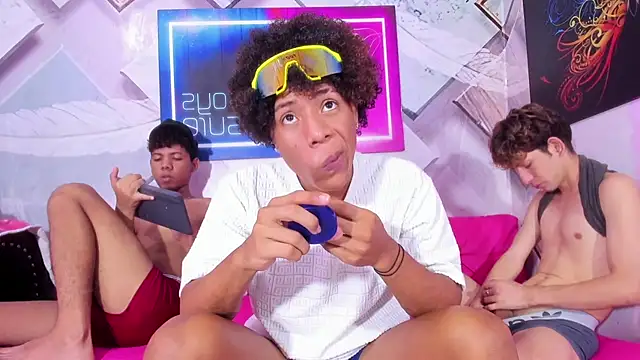 Spicy_guys: διαδικτυακό σόου στην κάμερα