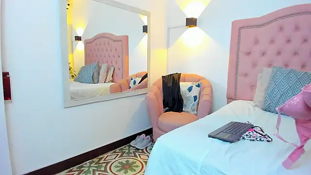 Paulynavera Adlı Modelin Canlı XXX Sohbeti