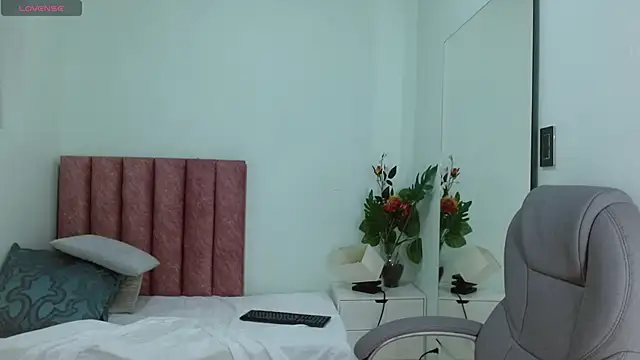 sophia_hadid: онлайн-секс-чат