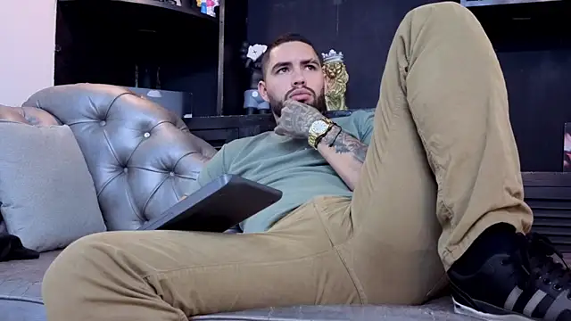 matteosantos: διαδικτυακό σόου στην κάμερα