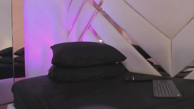 Noa_butterfly_'s Webcam Show