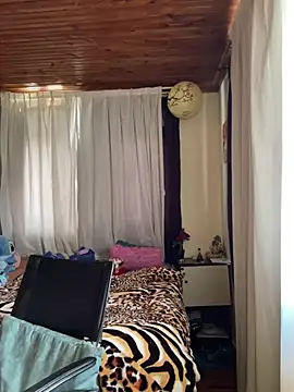 CoraVibes: вебкам-шоу