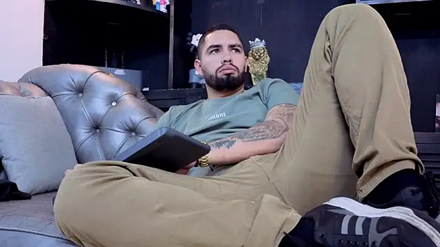 matteosantos: διαδικτυακό σόου στην κάμερα