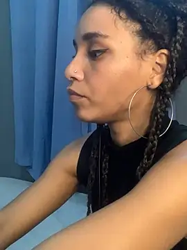 Chat +18 de Lillith_Bloom ao vivo