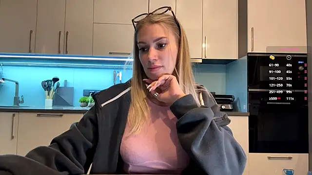 SoftnessMila's Live XXX Chat