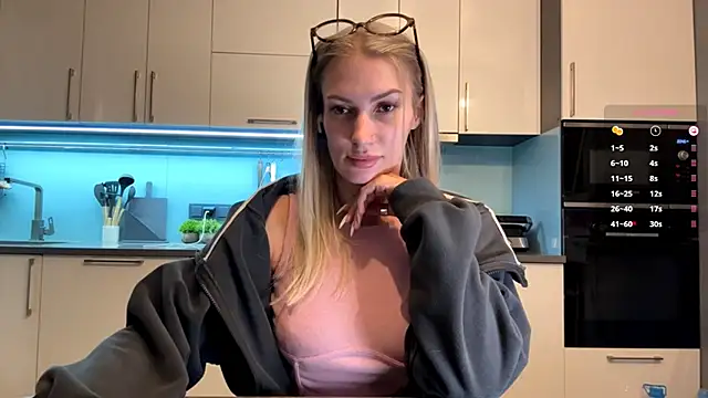 SoftnessMila Chat XXX live