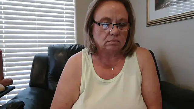 BustyAnnie Show in webcam