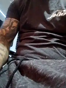 Fuckboyhot23j: διαδικτυακό σόου στην κάμερα