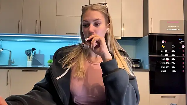 دردشة SoftnessMila الجنسية المباشرة