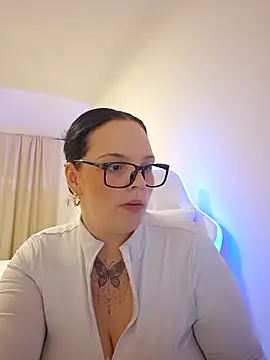 JUJUICY-'s Live XXX Chat