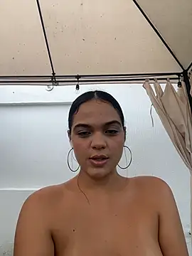 دردشة Bella-Ferrer الجنسية المباشرة