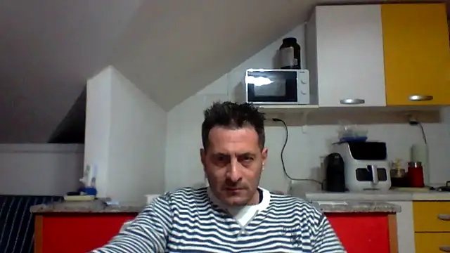 colosone: διαδικτυακό σόου στην κάμερα