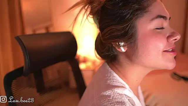 Lau_Bee Live XXX-Chat