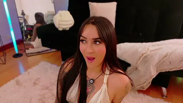 EmmyEvans1 Adlı Modelin Canlı XXX Sohbeti