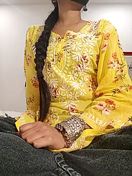 Pallavi_36: διαδικτυακό σόο υ στην κάμερα