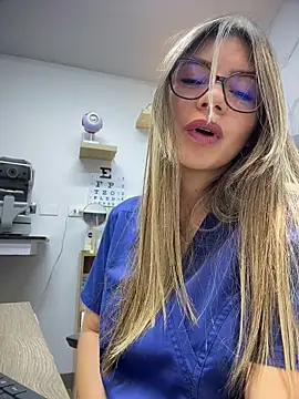 alicee16 Show in webcam