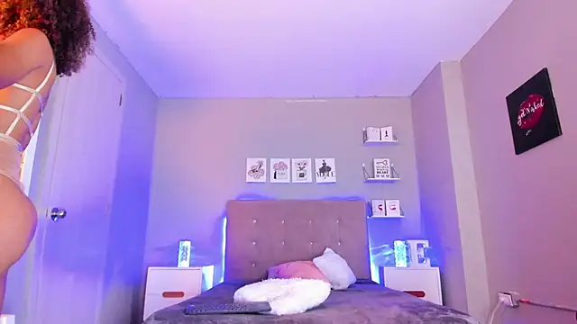 EmilyCoast-1's Live XXX Chat