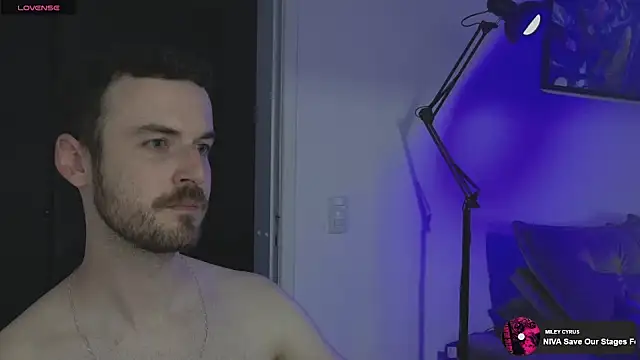 Chat XXX en directo de Breezee_