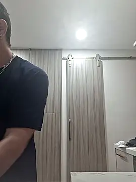 Zander823: διαδικτυακό σόου στην κάμερα