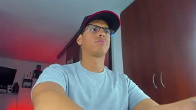 Show modela _John_Boy_ na web-kameri