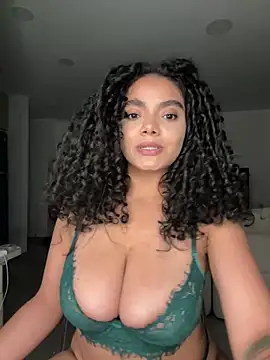 Curlyierr Chat XXX in diretta