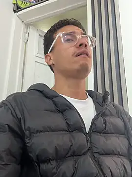 Chatroom XXX en direct de TavoHot_