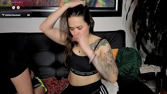 SujannaVarma_ 即時 XXX 聊天