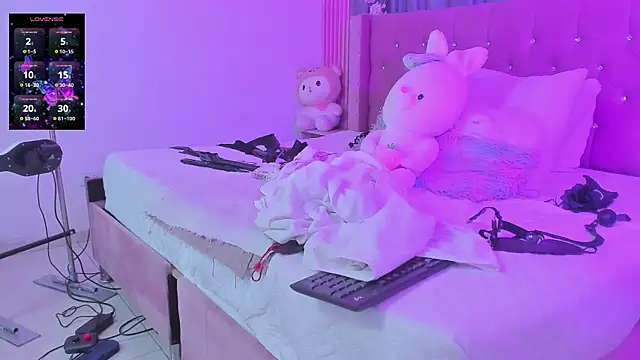 Nayla-Mounaのウェブカメラショー