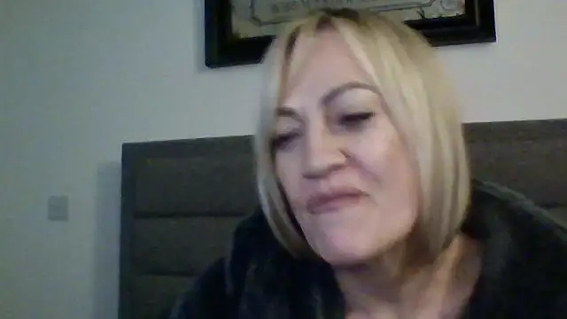 Milfshake227 Adlı Modelin Canlı XXX Sohbeti