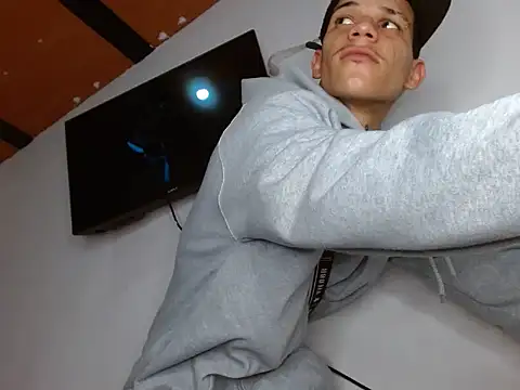 ethanchamo's Live XXX Chat