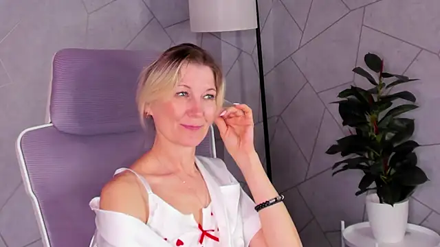 Julie_Lucas Live XXX-chat