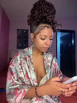 ThePrettyTiana's Live XXX Chat